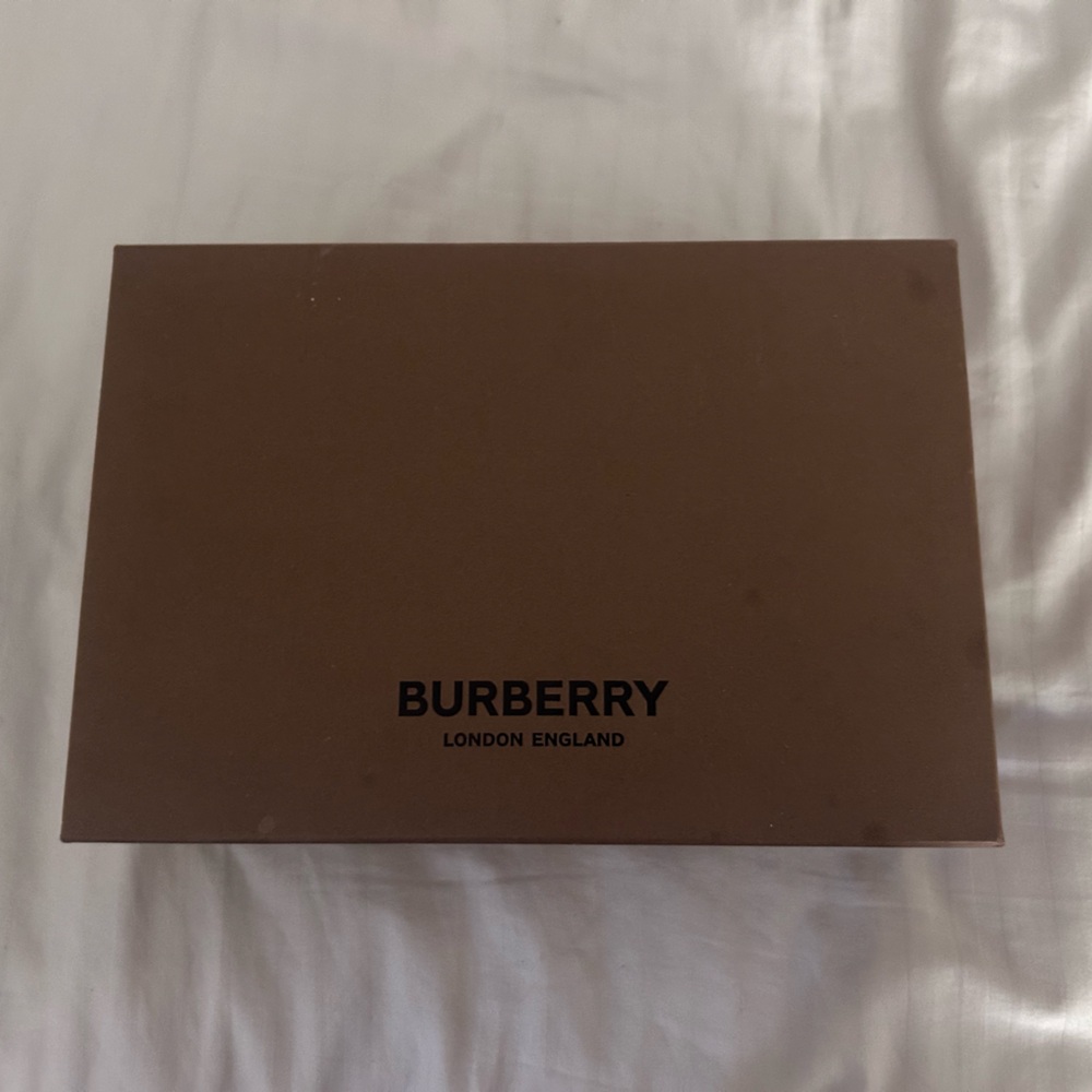 Burberry low top sneaker.